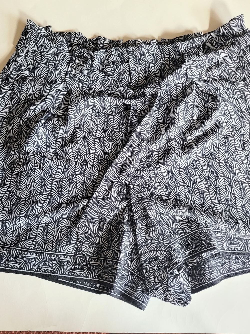 Max Studio Black & White Printed High-Waist Shorts